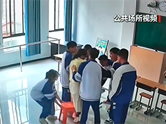 贵州六盘水老师突感不适 摔倒前被学生稳稳托住