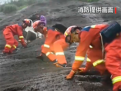 江西鹰潭游客擅闯野山被困 消防冒雨救援