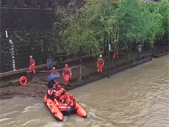 湖南凤凰 暴雨致河水突涨 消防营救被困人员