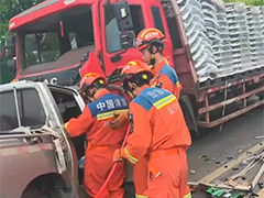 浙江慈溪皮卡车迎头撞上货车 消防紧急救人