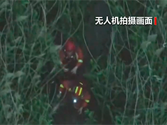 江苏镇江两人江边采野菜被困 消防紧急救援