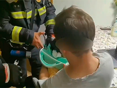 上海孩童被马桶圈卡头 消防快速救援