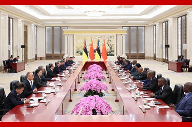 李强会见莫桑比克总统
