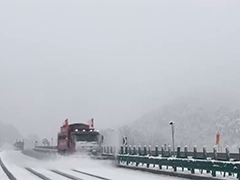 陕西多地降雪 交通部门除雪保畅