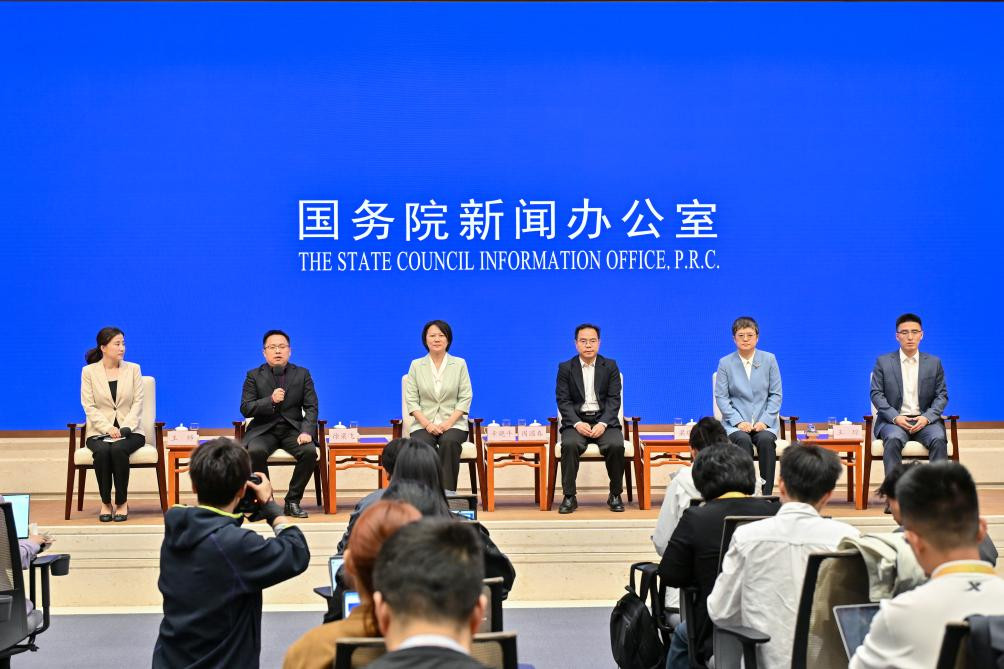 国务院新闻办举行"新征程上的奋斗者"中外记者见面会
