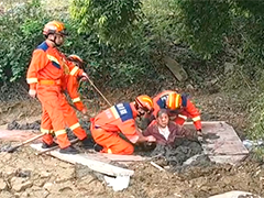 重庆老人深陷泥潭 消防紧急救援