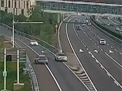电车高速电量告急 竟逆向开进服务区