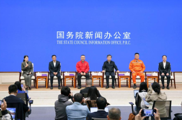 国务院新闻办举行"新征程上的奋斗者"中外记者见面会
