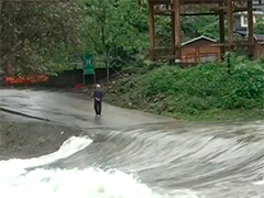 广西融水降雨致部分道路受阻 多部门开展抢险