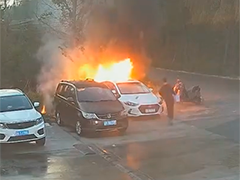 扬州男子点燃杨柳絮 火势失控引燃路边轿车