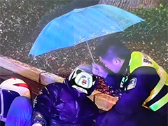 民警雨夜救助伤者 网友感动拍下照片