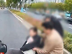扬州孕妇骑电摩追尾羊水破裂 民警紧急救援