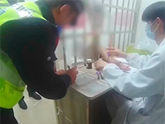 武汉代驾师傅好心施救 意外揪出醉驾司机