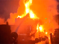 江苏 行驶中货车突发大火 消防紧急扑救