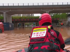 广西钦州 强降雨致桥洞积水 消防护送群众通行