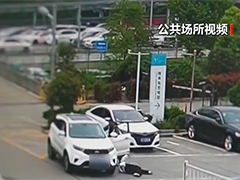 汽车溜车车门撞倒司机 工作人员及时处置