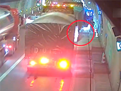 重庆货车行驶中轮胎自燃 警民联合扑灭明火