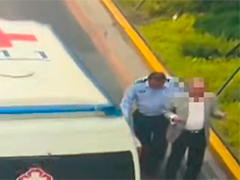 上海老人误入车流险象环生 交警暖心救助化险为夷