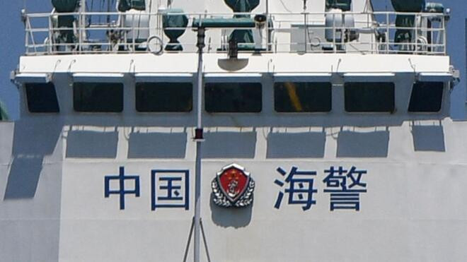 中国海警驱离日非法进入我钓鱼岛领海船只