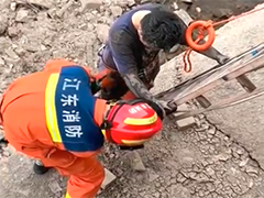 浙江义乌男孩骑车冲下江堤 消防紧急救援