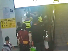 重庆老人乘扶梯仰身后倒 执法人员化险为夷