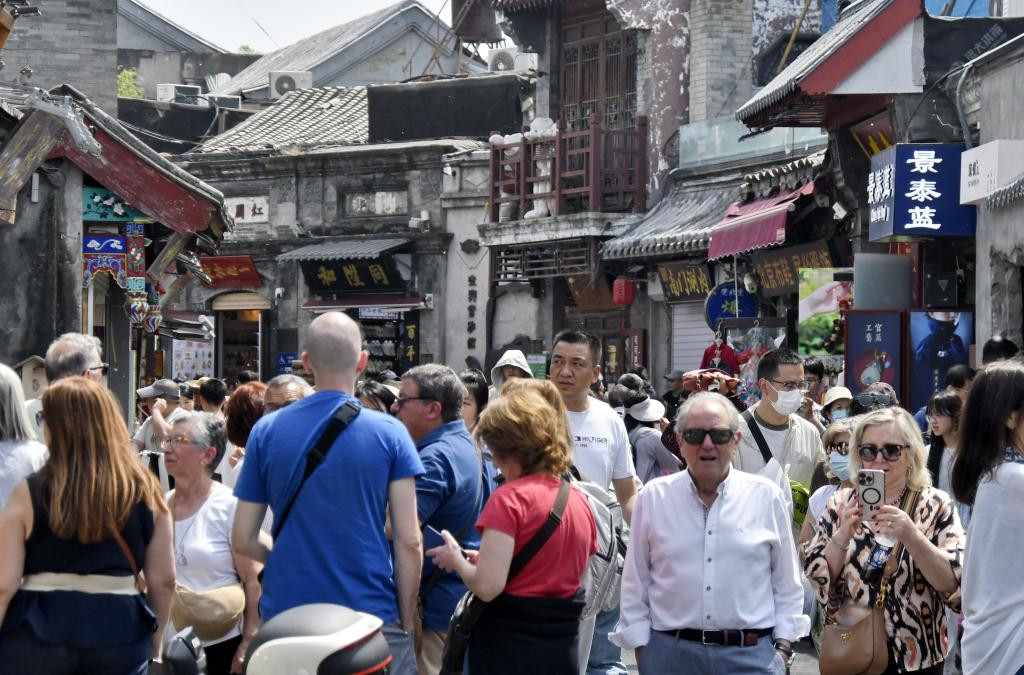 "五一"入境游升温 外国游客感受多彩中国