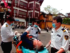 上海黄浦 老人突然倒地 民警紧急救助