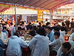 尝海鲜 逛美食街 特色餐饮吸引大批游客