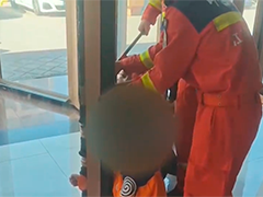 江苏连云港男童手卡旋转门 消防紧急救援