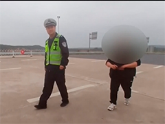 江西 货车停在应急车道上 交警敲窗唤醒司乘