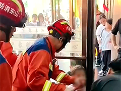 山东枣庄女童手臂被卡旋转门 消防快速助脱险
