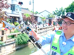 苏州辅警小哥用"神器"帮助游客找回手机