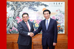 王沪宁会见孟加拉国外交部长