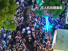 湖北荆州游客晕倒 2万人潮3分钟让出生命通道