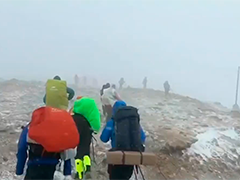 五台山突降暴风雪约300人被困 多为衣着单薄"新手"