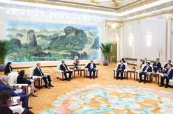 李强会见美国国会参议员代表团