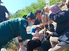山东滨州老人在登野山时突感身体不适 老人登山 应提前评估健康风险
