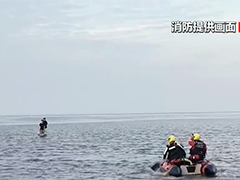 浙江余姚一男子赶海身陷泥沼 众人合力营救