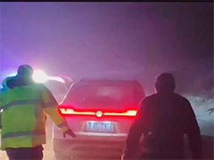 云南 游客被困雪山 民辅警冒雪施救