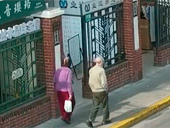 上海失智老人出门走失 民警接报半小时寻回