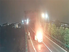 常州车祸起火命悬一线 警民联手破门救人