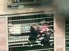 常州热心邻居徒手爬楼 勇救火场被困老人