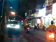 广西梧州小车路口自行后溜 外卖骑手飞身刹车救下幼童