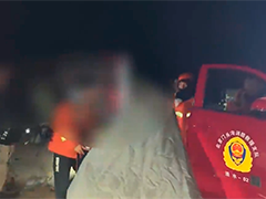 北京三名少年夜爬东灵山遇险 消防人员火速营救