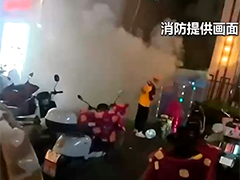 江西九江 电动自行车换电柜起火 外卖员果断处置