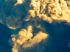 印尼塞梅鲁火山喷发持续时间超3分钟