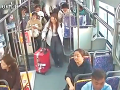 游客遗落价值数万摄影器材 细心公交司机物归原主
