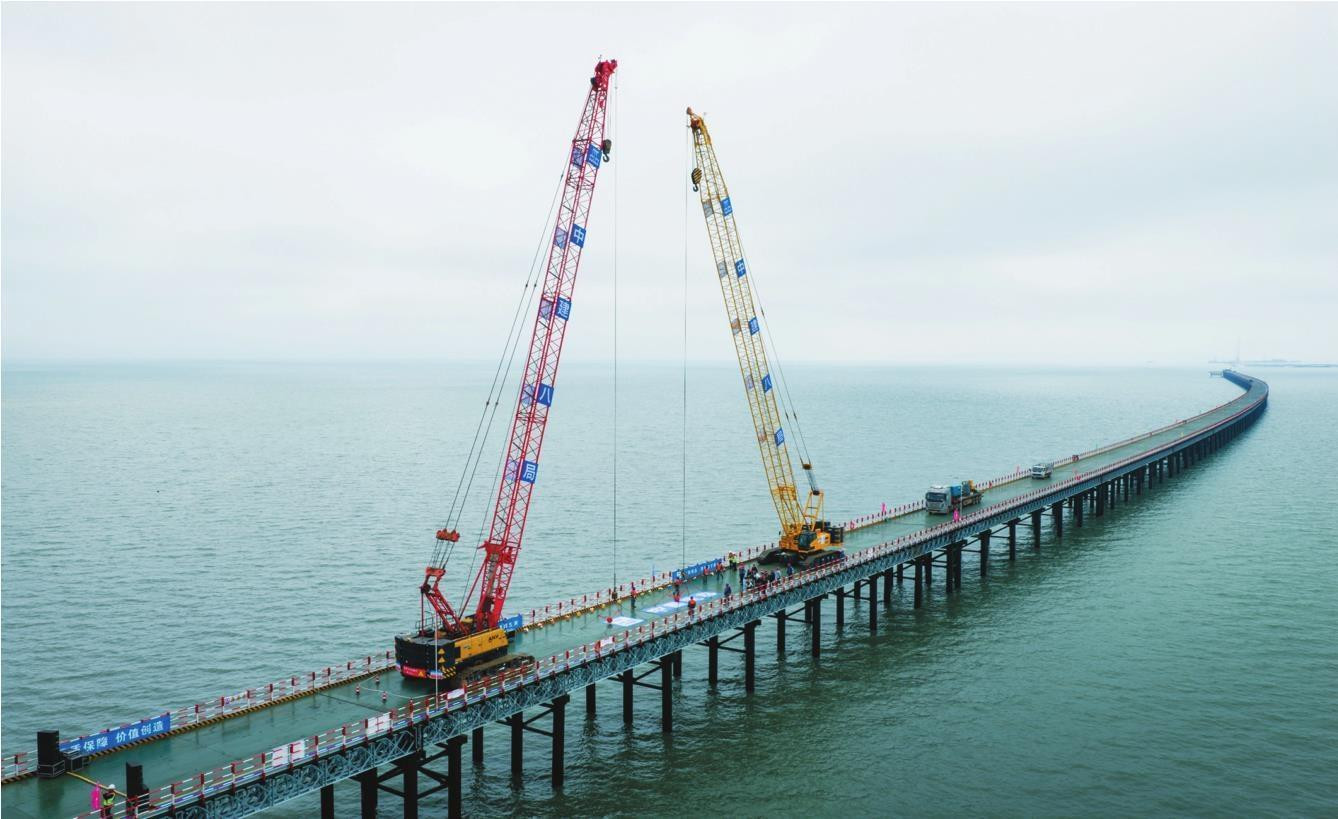 东北最长跨海大桥主线钢栈桥首段合龙
