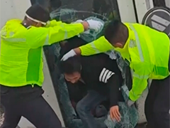 新疆吐鲁番 大风致货车侧翻 民警破窗救人