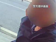票已售尽 民警暖心助老人购买高铁票乘车出行
